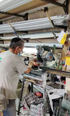 עבודה של נועם, מתקין תריסים (2)