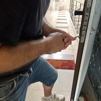 עבודה של אפרים, מנעולן (5)