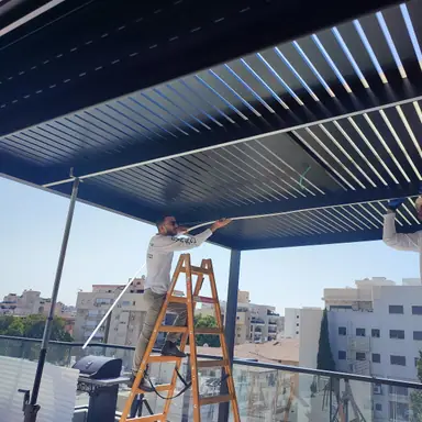 עבודה של ישי, מתקין סוככים (24)