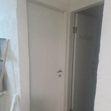 עבודה של אנטון, מתקין דלתות (12)