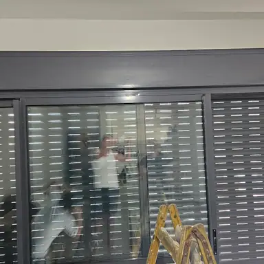 עבודה של אליאור, מתקין תריסים (14)
