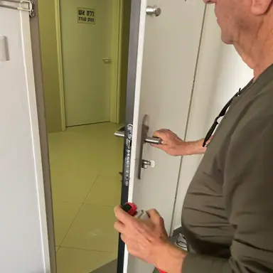 עבודה של דניאל, מנעולן (3)