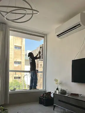 עבודה של איילין, טכנאי מזגנים (2)