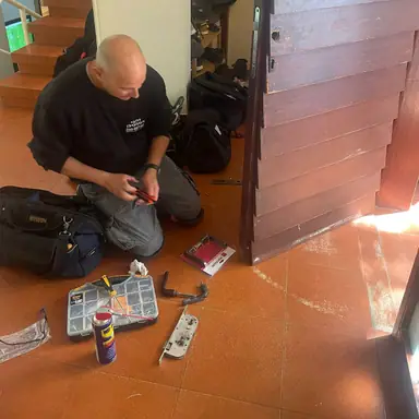 עבודה של דניאל, מנעולן (2)