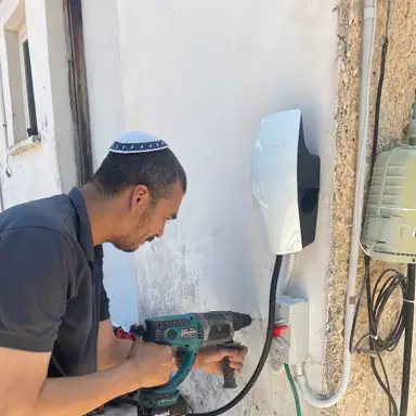 עבודה של נח, מתקין עמדות טעינה (7)