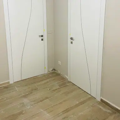 עבודה של אורן, מתקין דלתות (3)