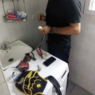 עבודה של רפאל, חשמלאי (1)