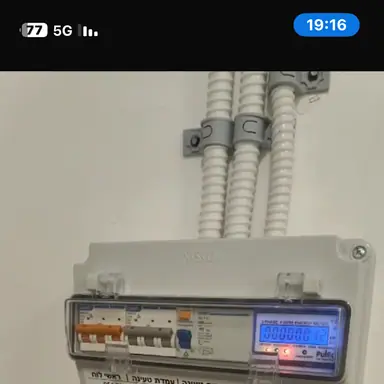 עבודה של עוז, מתקין עמדות טעינה (11)