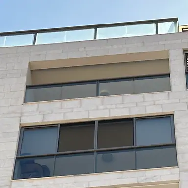 עבודה של ישראל, סגירת מרפסת זכוכית (15)