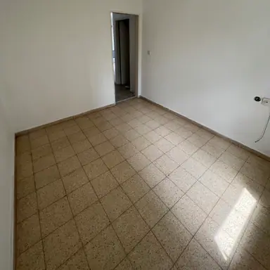 עבודה של יקי, מתקין פרקטים (24)