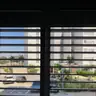תמונה שצירף לקוח לביקורת על ישראל, סגירת מרפסת זכוכית (1)