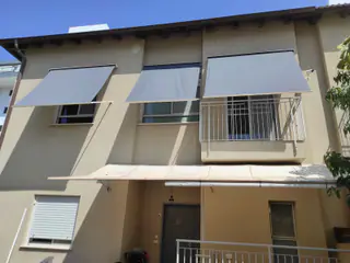 עבודה של בן, מתקין סוככים (9)