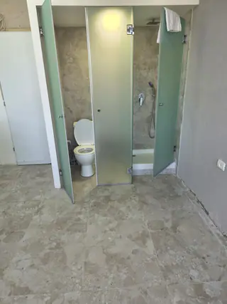 עבודה של בועז, מתקין מקלחונים (9)