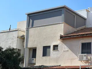 עבודה של איציק, מתקין סוככים (3)