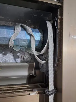 עבודה של שי, מתקין תריסים (3)