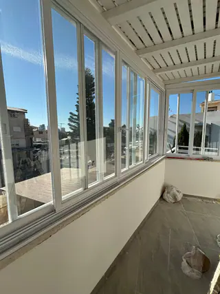 עבודה של שחר, סגירת מרפסת זכוכית (15)