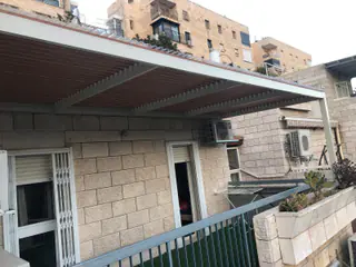 עבודה של ישי, מתקין סוככים (4)