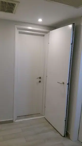 עבודה של ולדי, מתקין דלתות (4)