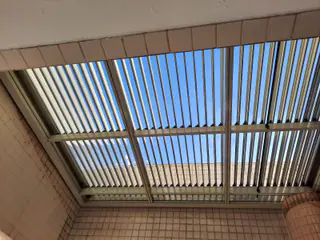 עבודה של בן, מתקין סוככים (31)