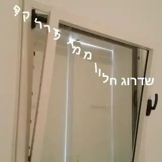 עבודה של ולדי, מתקין דלתות (2)