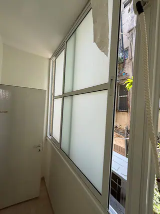 עבודה של שחר, סגירת מרפסת זכוכית (9)