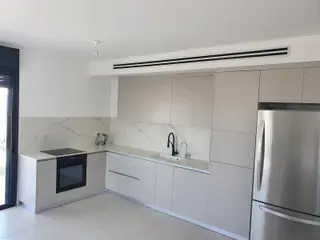 עבודה של נטלי, חברת מטבחים (2)