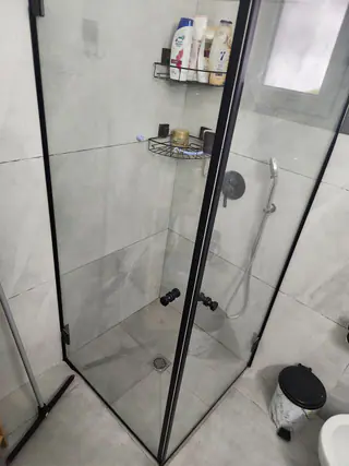 עבודה של בועז, מתקין מקלחונים (3)