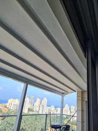 עבודה של בן, מתקין סוככים (23)