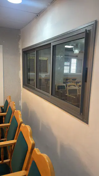 עבודה של שחר, סגירת מרפסת זכוכית (18)