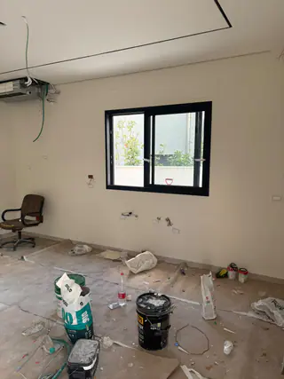 עבודה של שחר, סגירת מרפסת זכוכית (29)