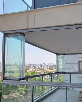 עבודה של דניאל, סגירת מרפסת זכוכית (12)