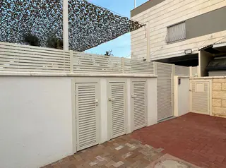 עבודה של ישי, מתקין סוככים (20)