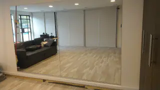 עבודה של רוברט, מתקין מקלחונים (5)