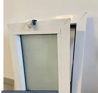עבודה של שחר, סגירת מרפסת זכוכית (12)