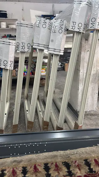 עבודה של שחר, סגירת מרפסת זכוכית (26)