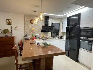 עבודה של יהודה, קבלן שיש (5)