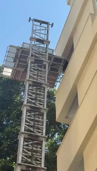 עבודה של גלה, מפעיל מנוף (1)