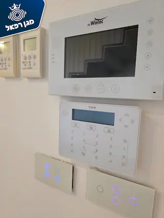 עבודה של משה, מתקין מצלמות אבטחה (2)