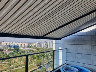עבודה של בן, מתקין סוככים (38)