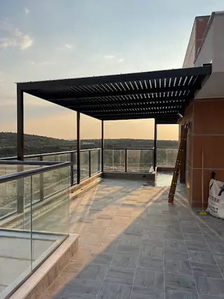 פרגולת אלומיניום, פרגולה תלויה וקירוי מרפסת – מעבודות ליאור, מתקין פרגולות אלומיניום (1)