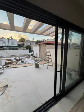 עבודה של שחר, סגירת מרפסת זכוכית (28)