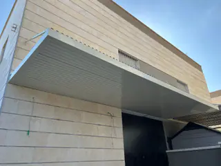 עבודה של ישי, מתקין סוככים (19)