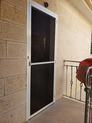 עבודה של שי, מתקין תריסים (5)
