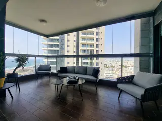 עבודה של ספרטק, סגירת מרפסת זכוכית (1)