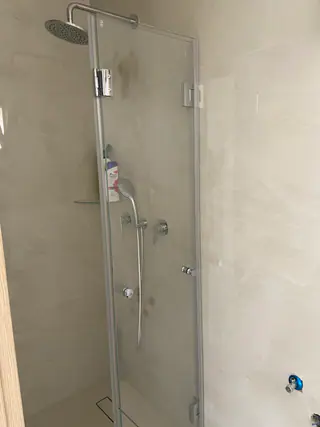 עבודה של רוברט, מתקין מקלחונים (2)