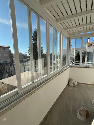 עבודה של שחר, סגירת מרפסת זכוכית (14)