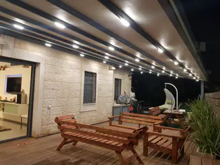 עבודה של בן, מתקין סוככים (30)