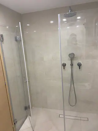 עבודה של רוברט, מתקין מקלחונים (4)