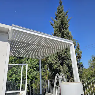 עבודה של אוריאל, מתקין פרגולות אלומיניום (1)