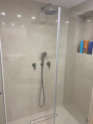 עבודה של רוברט, מתקין מקלחונים (3)
